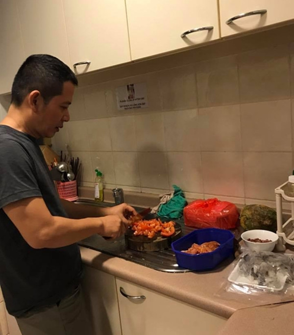 Anh tự tay làm từng việc nhỏ để chăm sóc con gái như nấu nướng, giặt giũ, dọn dẹp. Cứ 7h là đạo diễn thức dậy tập thể dục sau đó vào viện thăm con rồi đi chợ làm bữa sáng, trưa và tối. Đôi lúc anh kiêm cả thợ sửa đồ điện, thông ống cống và làm y tá cho con gáibởi bố không làm thì ai làm.