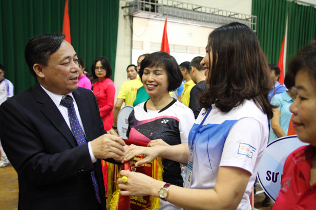 Đại diện các đoàn tham dự giải nhận cờ lưu niện từ BTC Đại diện các đoàn tham dự giải nhận cờ lưu niện từ BTC