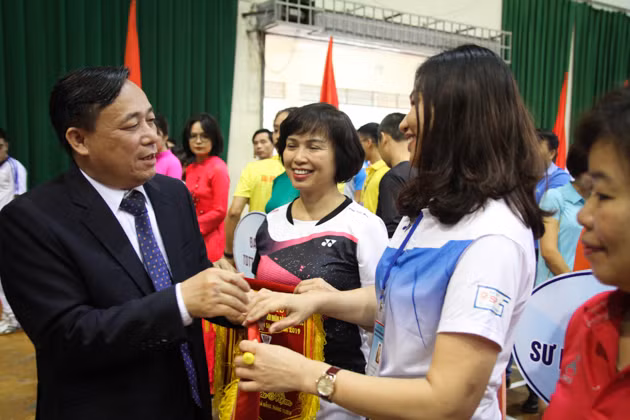 Đại diện các đoàn tham dự giải nhận cờ lưu niện từ BTC