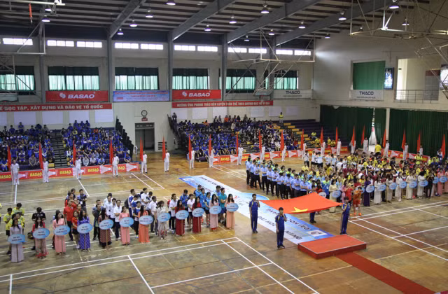 Toàn cảnh buổi Lễ khai mạc Giải Cầu lông Người giáo viên nhân dân toàn quốc 2019.