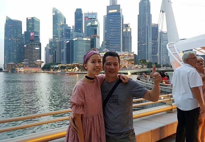 Khoảng 6 tháng điều trị tại Việt Nam không tiến triển, Hạnh An được bố đưa sang Singapore chữa bệnh. Đỗ Đức Thành thuê căn hộ nhỏ cách bệnh viện Raffles 15 di chuyểnđể mỗi ngày tiện đưacon đi kiểm tra và trở về nghỉ ngơi, sinh hoạt.