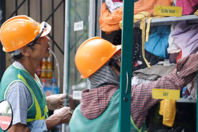 Hà Nội: Xuất hiện nhiều tủ quần áo 0 đồng dành cho người nghèo - 7