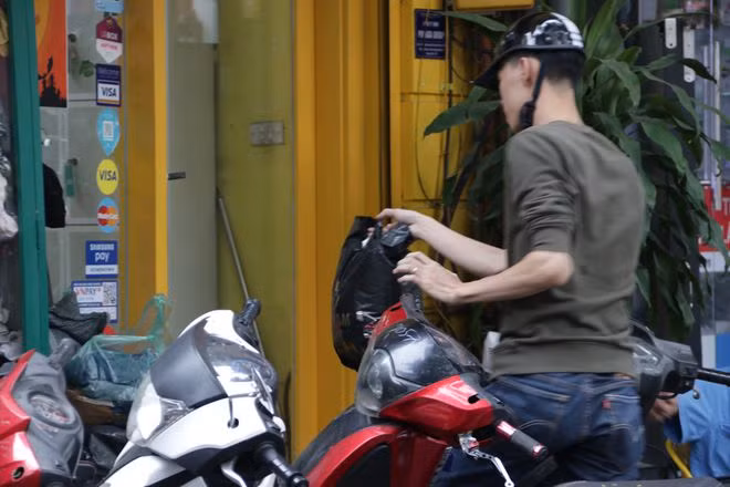 Hà Nội: Xuất hiện nhiều tủ quần áo 0 đồng dành cho người nghèo - 11