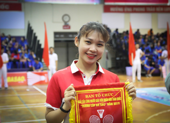 Một cô giáo rạng ngời trong ngày khai mạc giải đấu, đây cũng là dịp để các thầy cô trong cả nước giao lưu, học hỏi kinh nghiệm. Một cô giáo rạng ngời trong ngày khai mạc giải đấu, đây cũng là dịp để các thầy cô trong cả nước giao lưu, học hỏi kinh nghiệm.