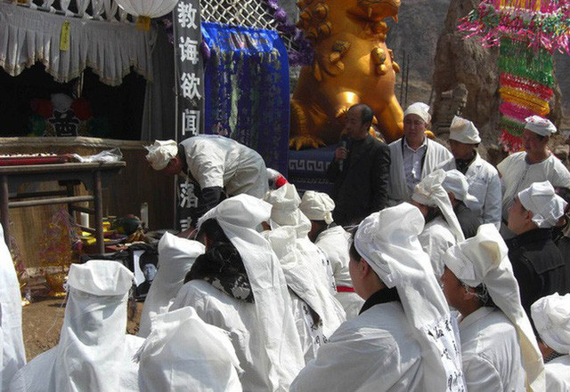 Theo mẹ vào dự đám tang, bé trai 2 tuổi đột nhiên kinh hãi khóc ré lên, đến khi ra ngoài thì lại nín và sự thật gây rùng mình đằng sau - Ảnh 3. Theo mẹ vào dự đám tang, bé trai 2 tuổi đột nhiên kinh hãi khóc ré lên, đến khi ra ngoài thì lại nín và sự thật gây rùng mình đằng sau - Ảnh 3.