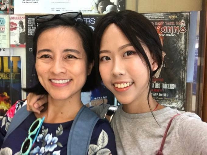 Mùng 5 Tết, Hạnh An được mẹ và các em sang thăm. Em vui hơn khi nhận từ mẹ mái tóc giả được làm từ mái tóc thật của mẹ.