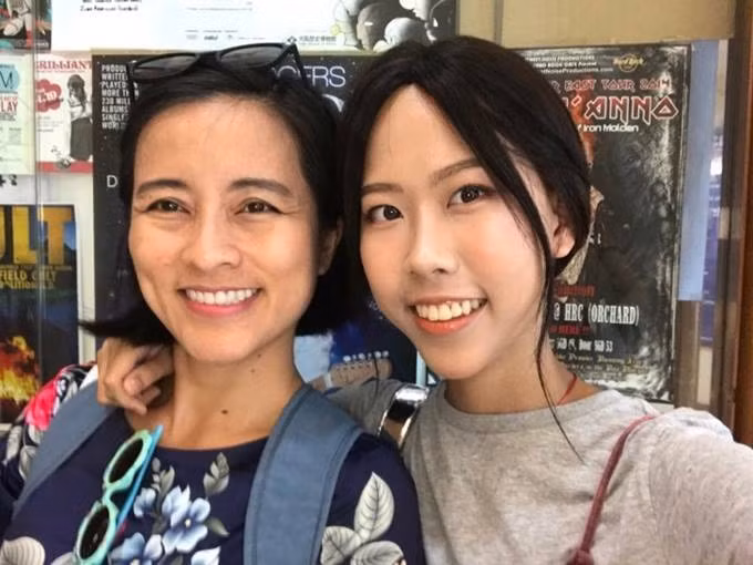 Mùng 5 Tết, Hạnh An được mẹ và các em sang thăm. Em vui hơn khi nhận từ mẹ mái tóc giả được làm từ mái tóc thật của mẹ.