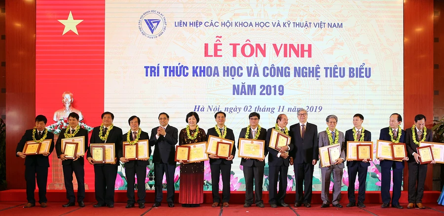 Uỷ viên Bộ Chính trị, Trưởng Ban Tổ chức Trung ương Phạm Minh Chính và các trí thức khoa học và công nghệ tiêu biểu. Ảnh: VGP/Đình Nam