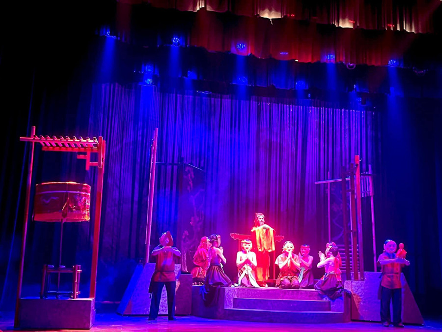 Vở kịch chọn bối cảnh khi đất nước vừa qua loạn 12 sứ quân. Vở kịch chọn bối cảnh khi đất nước vừa qua loạn 12 sứ quân.