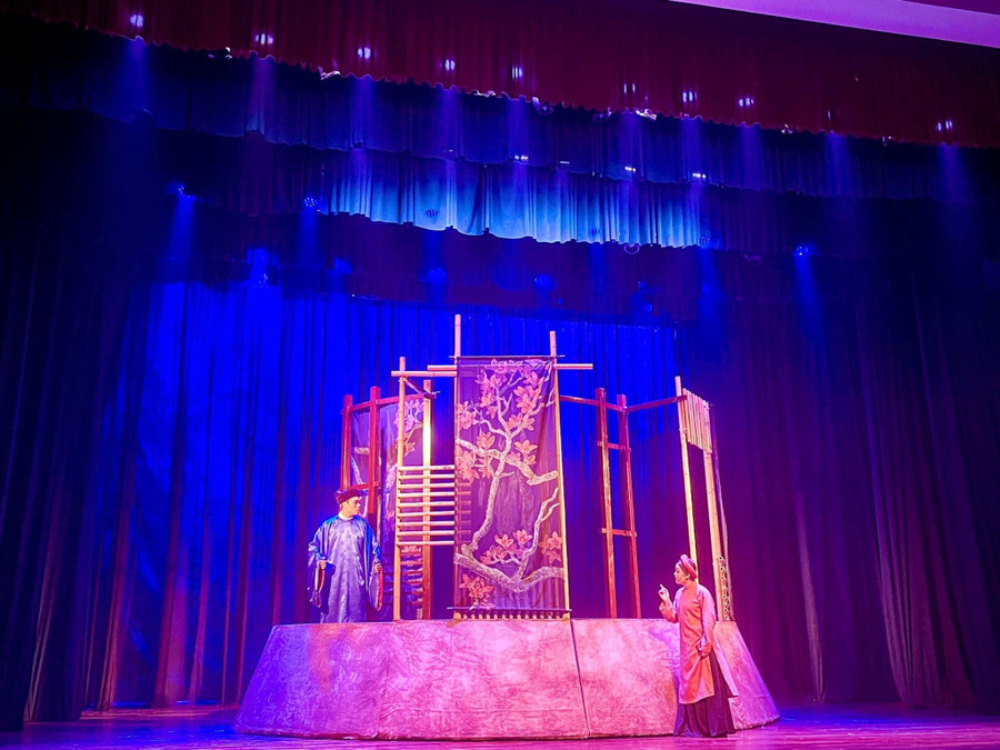 Một cảnh trong vở 'Huyền thoại gò Rồng ấp'. Một cảnh trong vở 'Huyền thoại gò Rồng ấp'.