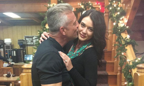 hạnh phúc bên người bạn đời gấp đôi tuổi. Ảnh: The Mirror.