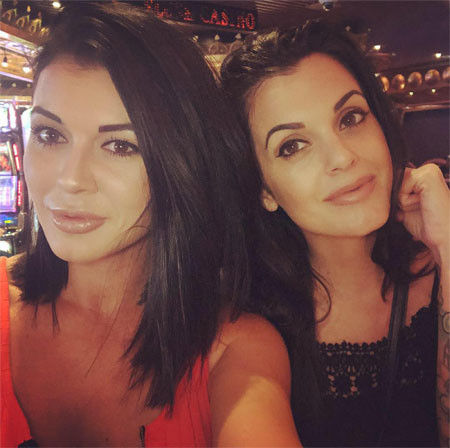 Taylor (trái) và Amanda (phải) là một đôi bạn thân.