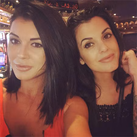 Taylor (trái) và Amanda (phải) là một đôi bạn thân.