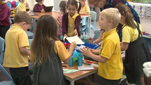 Các em được phân công lịch trực nhật cụ thể và được phụ huynh ủng hộ. Ảnh: BBC