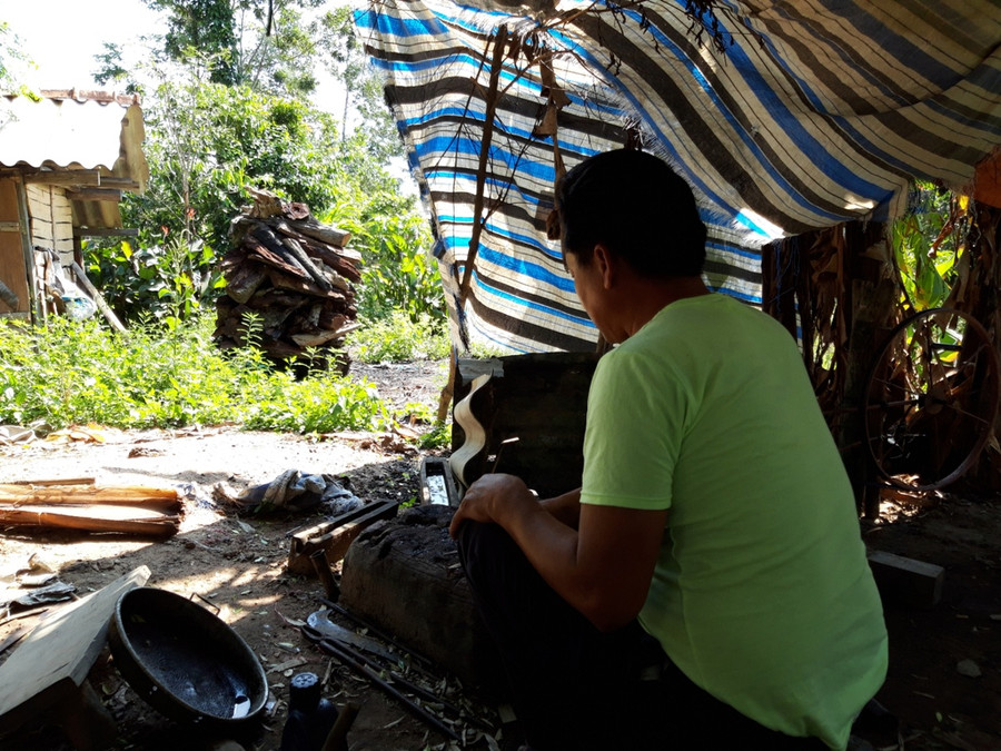 Anh Hờ A Thái từ một nạn nhân của ma túy nay đã cai nghiện thành công và chăm chỉ lao động để nuôi sống cả gia đình.