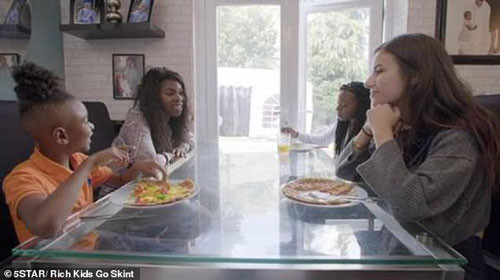 Sacha chưa từng nghĩ nhiều người có cuộc sống khó khăn đến vậy. Sacha chưa từng nghĩ nhiều người có cuộc sống khó khăn đến vậy.