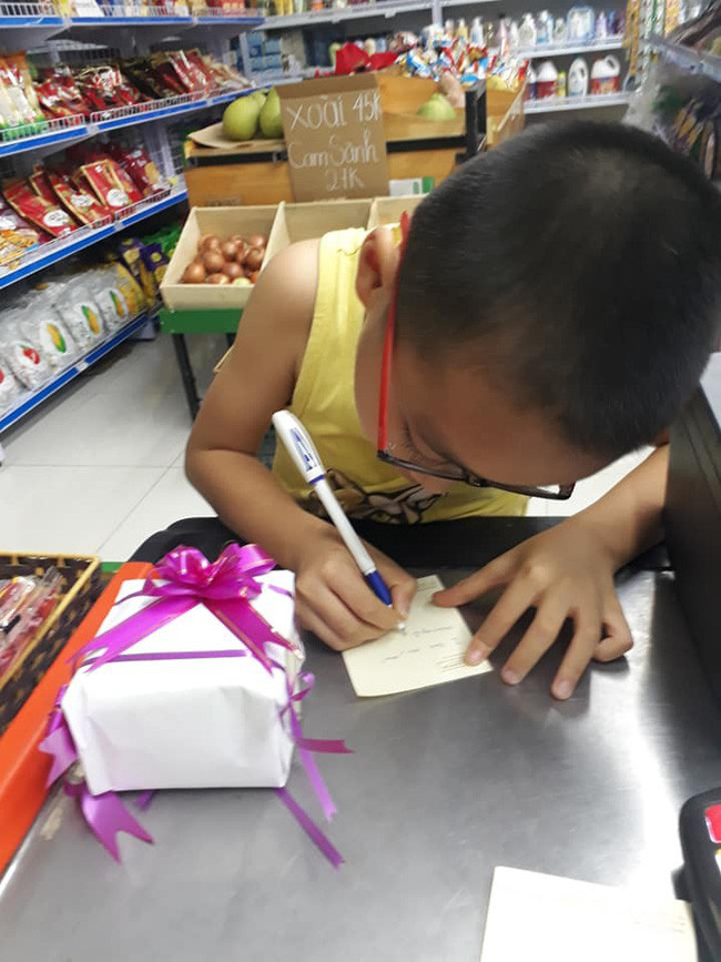 Dư âm 20/10: Đi mua băng vệ sinh làm quà cho mẹ giữa đêm, cậu bé bỗng chốc trở thành con trai quốc dân - Ảnh 2. Dư âm 20/10: Đi mua băng vệ sinh làm quà cho mẹ giữa đêm, cậu bé bỗng chốc trở thành con trai quốc dân - Ảnh 2.