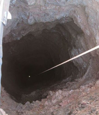 Đường xuống mỏ vàng sâu 30 mét. Ảnh: CBS