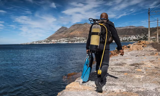 Một thợ lặn chuẩn bị lặn ở Cape Town. (Ảnh: Shaun Swingler/Guardian)