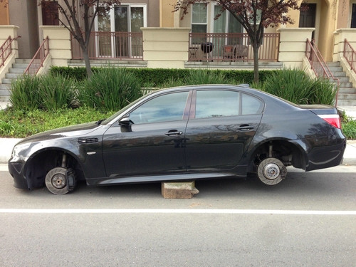 Kẻ trộm nâng xe lên cao rồi tháo cả 04 bánh.