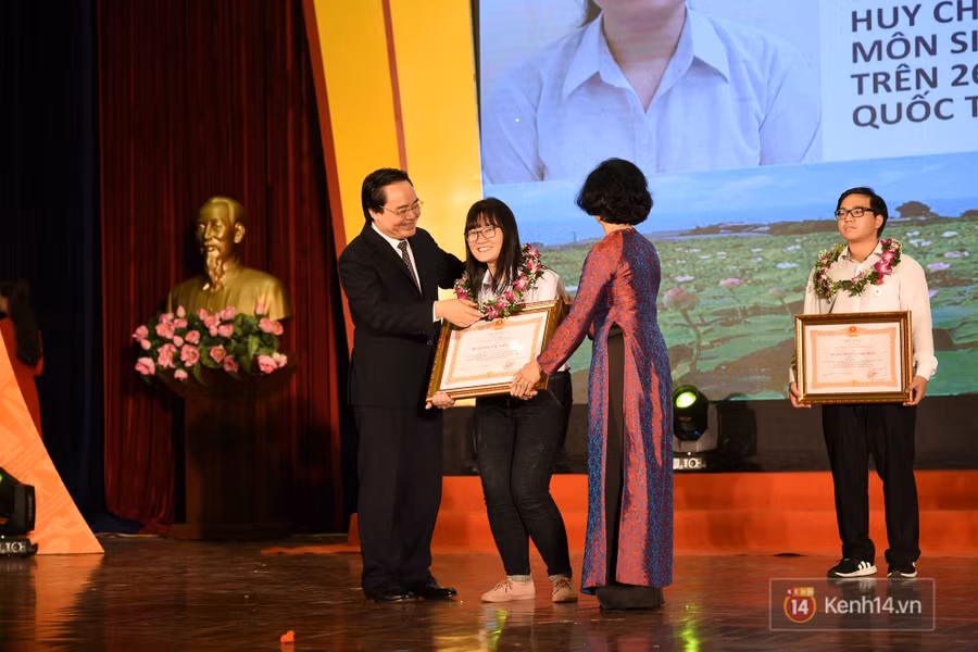 Nữ sinh 2000 giành HCV Olympic Sinh học Quốc tế, đạt kỷ lục thí sinh có điểm thi cao nhất thế giới: Ba lô đến trường nặng 8kg toàn là sách vở - Ảnh 4.