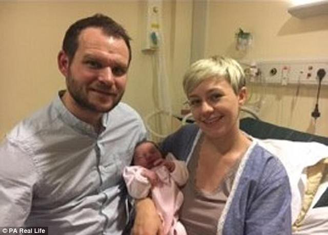 dang di xe voi chong, nguoi phu nu bat ngo sinh con ngay tren o to - 1