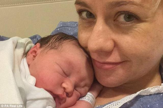 dang di xe voi chong, nguoi phu nu bat ngo sinh con ngay tren o to - 2