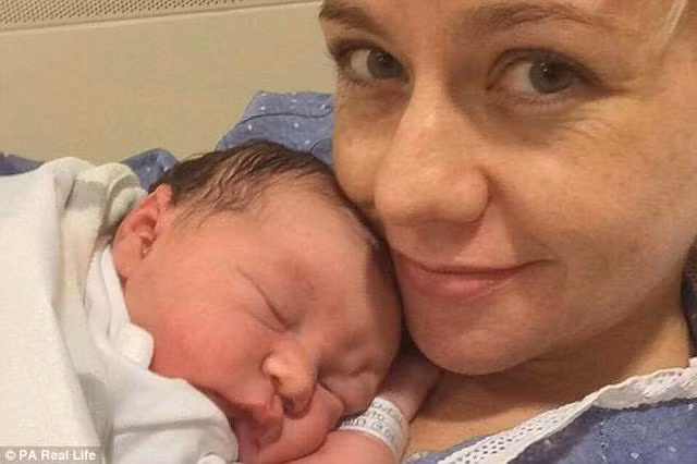 Đang đi xe với chồng, người phụ nữ bất ngờ sinh con ngay trên ô tô ảnh 2 dang di xe voi chong, nguoi phu nu bat ngo sinh con ngay tren o to - 2