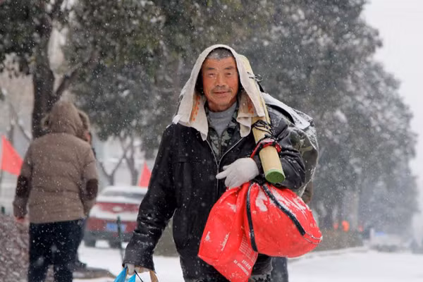 Ông Zhao vác hành lý khá cồng kềnh, đi bộ 40 km về quê ăn Tết. Ảnh:Shanghaiist Ông Zhao vác hành lý khá cồng kềnh, đi bộ 40 km về quê ăn Tết. Ảnh: Shanghaiist
