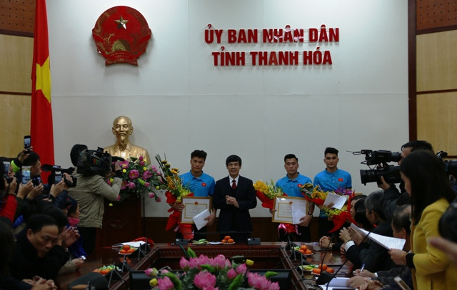 Chủ tịch UBND tỉnh thanh Hóa Nguyễn Đình Xứng trao bằng khen và phần thưởng cho 3 cầu thủ