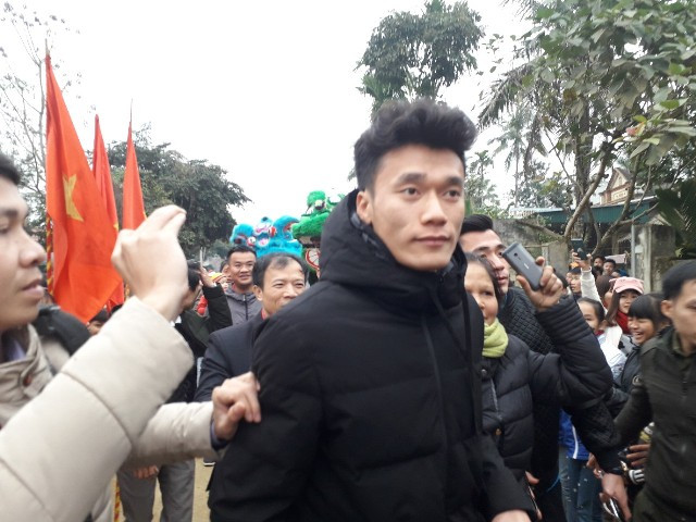 Người dân làng Bào vui mừng chào đón hai anh em Bùi Tiến Dũng và Bùi Tiến Dụng trở về quê hương.