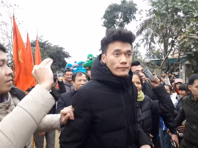 Người dân làng Bào vui mừng chào đón hai anh em Bùi Tiến Dũng và Bùi Tiến Dụng trở về quê hương.