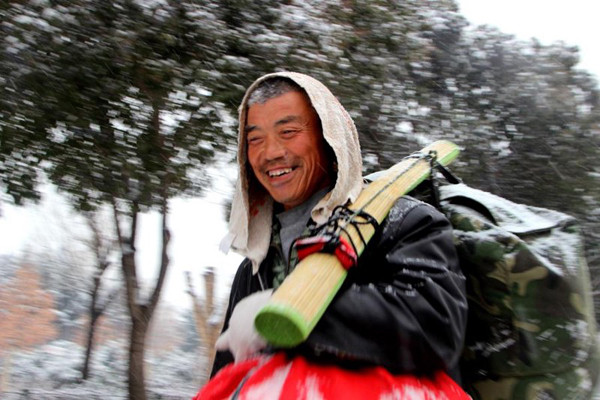 Người đàn ông 60 tuổi dường như rất vui vì tiết kiệm được một khoản tiền để mua quần áo cho vợ mặc Tết. Ảnh: Shanghaiist