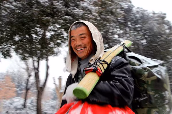 Người đàn ông 60 tuổi dường như rất vui vì tiết kiệm được một khoản tiền để mua quần áo cho vợ mặc Tết. Ảnh:Shanghaiist Người đàn ông 60 tuổi dường như rất vui vì tiết kiệm được một khoản tiền để mua quần áo cho vợ mặc Tết. Ảnh: Shanghaiist