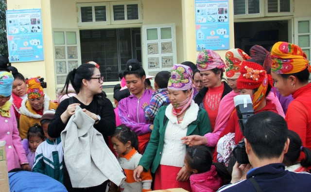 ...phát tặng quần áo, xô đựng nước cho bà con ...phát tặng quần áo, xô đựng nước cho bà con