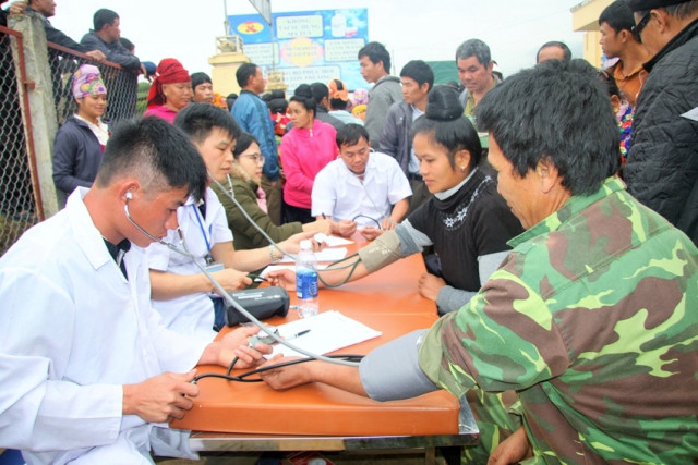 Các bác sỹ nhiệt tình tư vấn, khám, đo huyết áp kiểm tra sức khỏe cho người dân xã Púng Bánh Các bác sỹ nhiệt tình tư vấn, khám, đo huyết áp kiểm tra sức khỏe cho người dân xã Púng Bánh