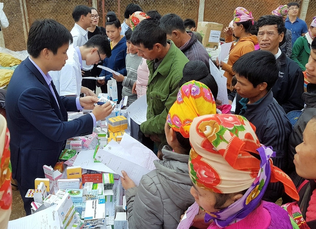 Ông Bùi Mạnh Hà, Giám đốc Công ty TNHH Dược phẩm Đa Phúc đang hướng dẫn người dân cách sử dụng thuốc có hiệu quả Ông Bùi Mạnh Hà, Giám đốc Công ty TNHH Dược phẩm Đa Phúc đang hướng dẫn người dân cách sử dụng thuốc có hiệu quả