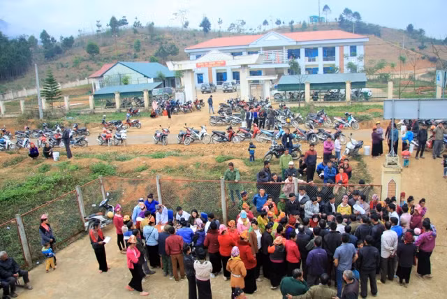 Đông đảo người dân xã Púng Bánh đến trạm y tế xã để khám bệnh Đông đảo người dân xã Púng Bánh đến trạm y tế xã để khám bệnh