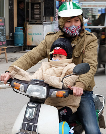 Nhiều phụ huynh vẫn đưa trẻ tới trường mầm non sáng 30/1 vì không có người trông trẻ. Ảnh: Quỳnh Trang.