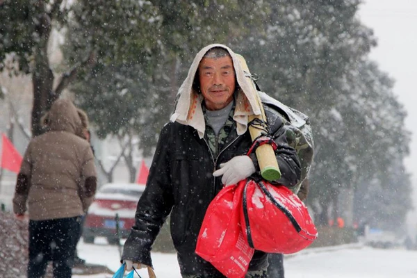 Dành tiền mua quần áo mới cho vợ, người đàn ông 60 tuổi cuốc bộ 40 km về quê ăn Tết