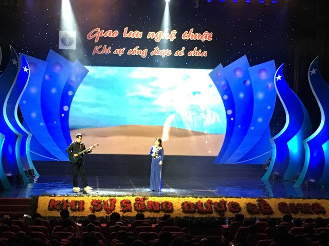 Tiết mục văn nghệ chòa mừng buổi giao lưu