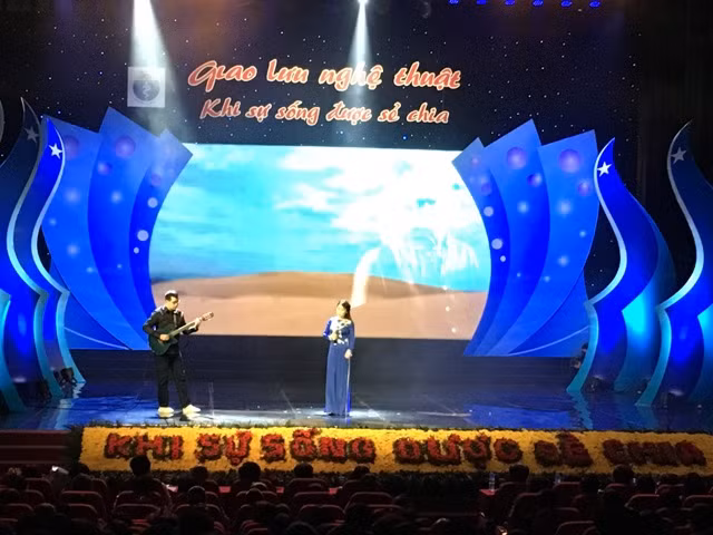 Tiết mục văn nghệ chòa mừng buổi giao lưu