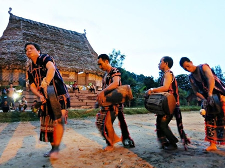 Buôn Cơ Tu thay áo mới