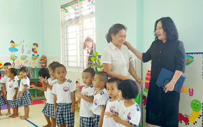 Thứ trưởng Ngô Thị Minh thăm cô và trò Trường Mầm non Hoa Phong Lan, huyện A Lưới. Thứ trưởng Ngô Thị Minh thăm cô và trò Trường Mầm non Hoa Phong Lan, huyện A Lưới.