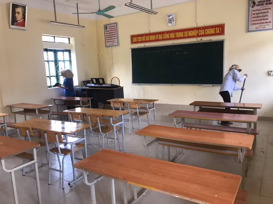 Trường PTCS Hợp Nhất, huyện Ba Vì tiến hành công tác vệ sinh, khử khuẩn trường lớp sẵn sàng đón học sinh trở lại học. Ảnh: Khôi Nguyên.