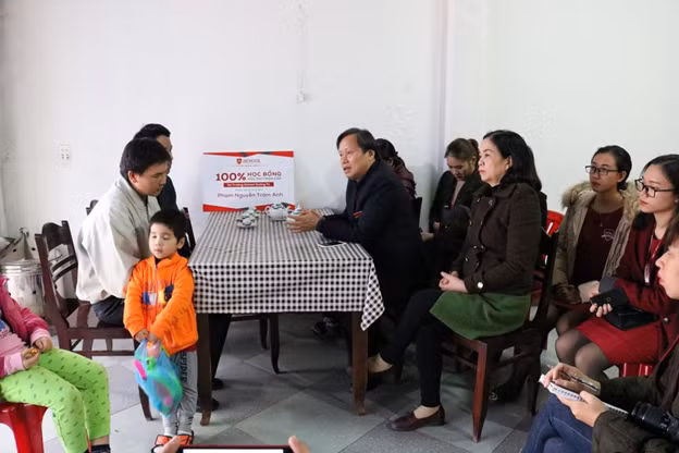 Trường Hội nhập Quốc tế iSchool Quảng Trị trao hỗ trợ 100% học phí cho cấp học hiện tại của 3 cháu bé mồ côi mẹ
