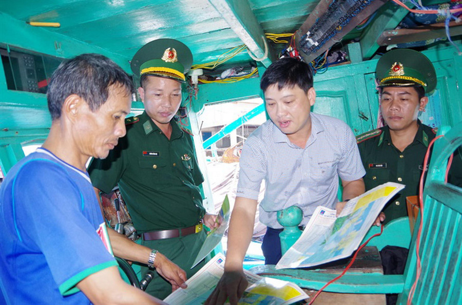 NCS phối hợp hướng dẫn thuyền trưởng, chủ phương tiện tiếp tục cài đặt tọa độ của hệ thống tuyến ống khí biển cho tàu cá NCS phối hợp hướng dẫn thuyền trưởng, chủ phương tiện tiếp tục cài đặt tọa độ của hệ thống tuyến ống khí biển cho tàu cá