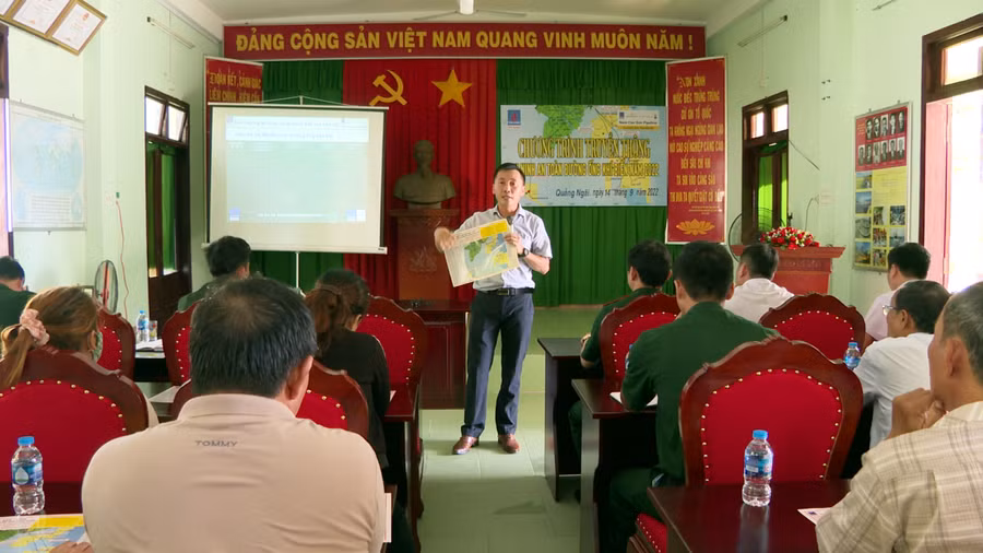 KĐN tổ chức tuyên truyền, vận động ngư dân trên địa bàn Quảng Ngãi chung tay bảo vệ an ninh, an toàn các đường ống vận chuyển khí trên biển. 