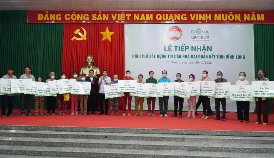 Ông Bùi Văn Nghiêm - Bí thư Tỉnh uỷ tỉnh Vĩnh Long và ông Bùi Xuân Huy – Chủ tịch HĐQT Novaland trao bảng tài trợ tượng trưng cho đại diện các hộ dân khó khăn.