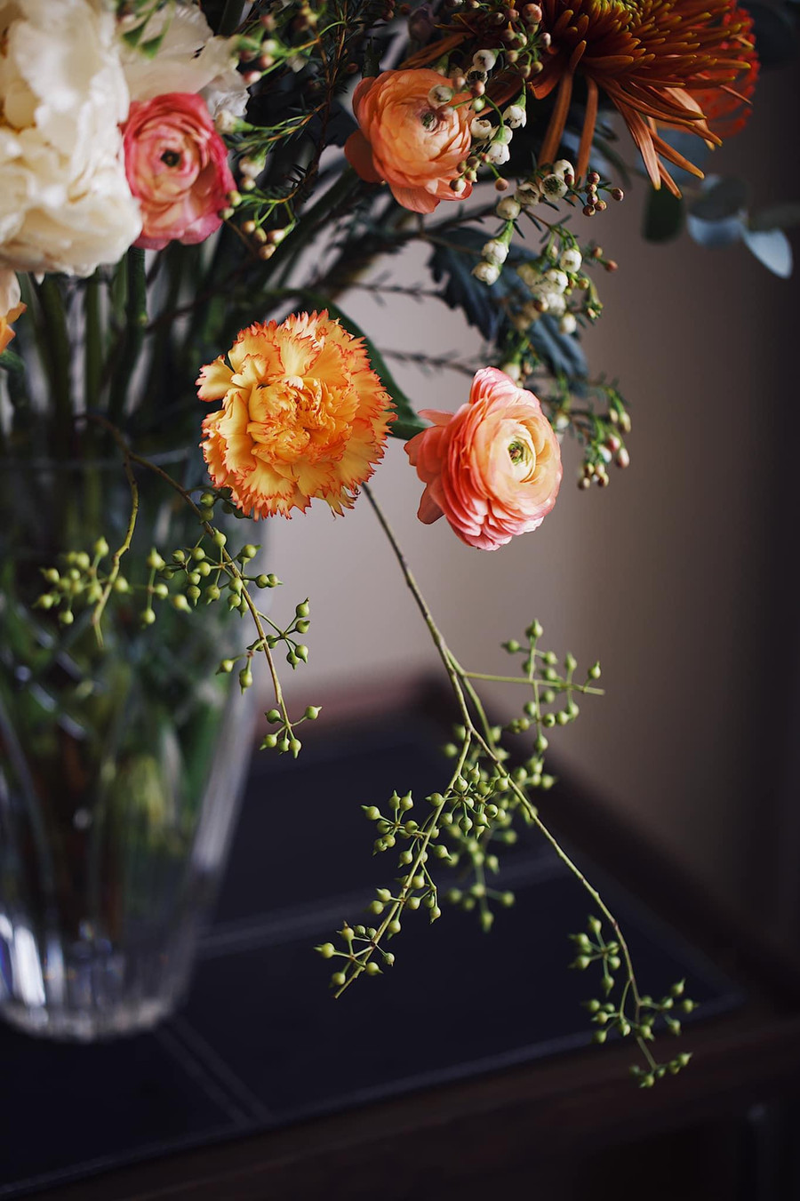 Cành lả cành buông. Nếu có cành phụ đủ độ mềm, hãy để dành vì cành tạo sự lả lơi mềm mại kết nối giữa hoa và bình. Cành lả cành buông. Nếu có cành phụ đủ độ mềm, hãy để dành vì cành tạo sự lả lơi mềm mại kết nối giữa hoa và bình.